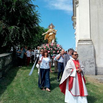 Prozession in Rocca Cigliè im Piemont