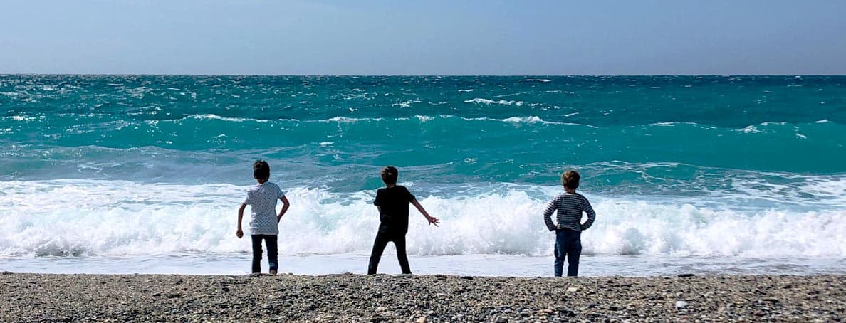 Kinder am Strand in Noli, Ligurien